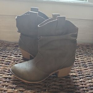 Charles Albert Women's Olive Heeled Boots